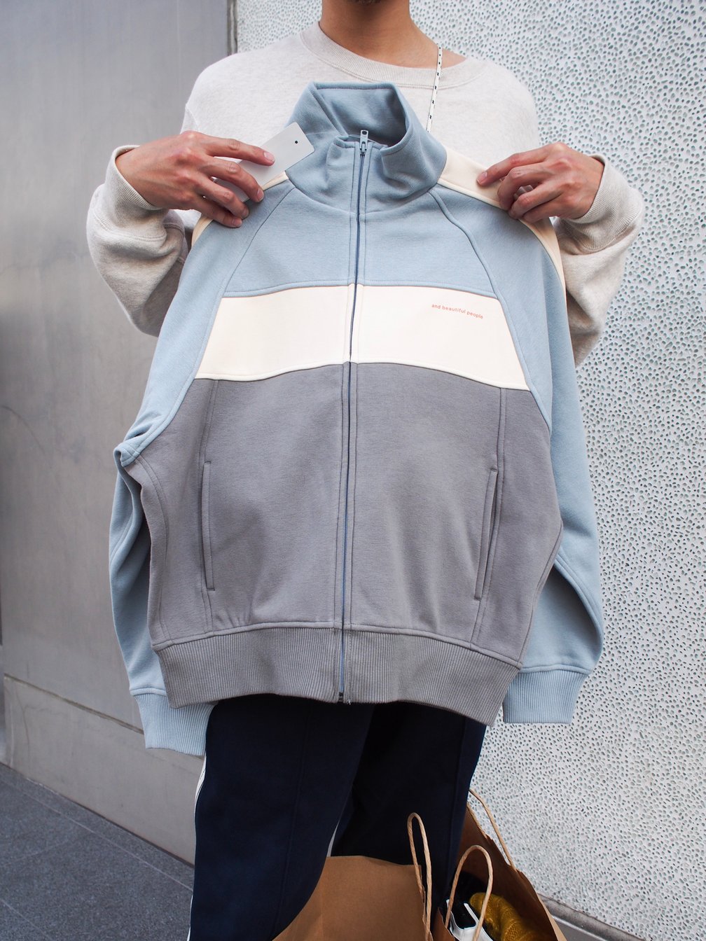 GU×ビューティフルピープルに並んだ「今日の1番さん」が購入したトラックジャケット