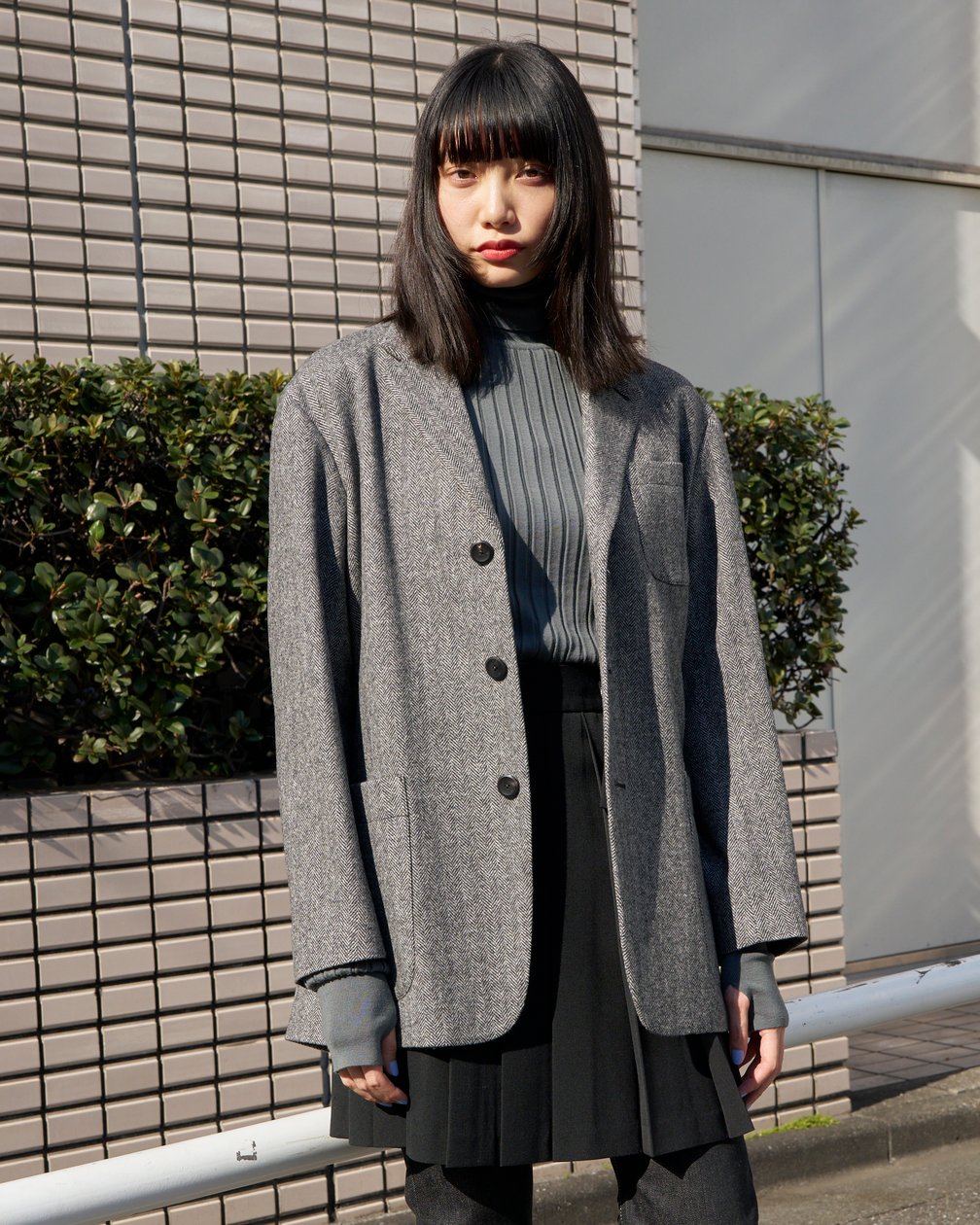 ティーエイチプロダクツのジャケットを着た女性モデル