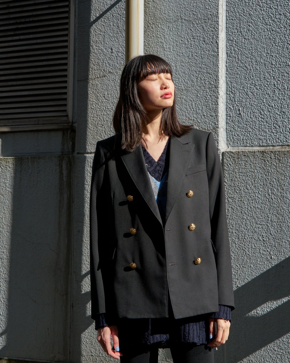ビューティフルピープルのジャケットを着た女性モデル
