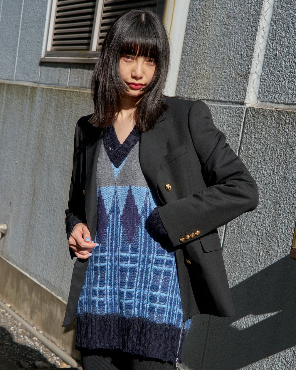ビューティフルピープルのジャケットを着た女性モデル