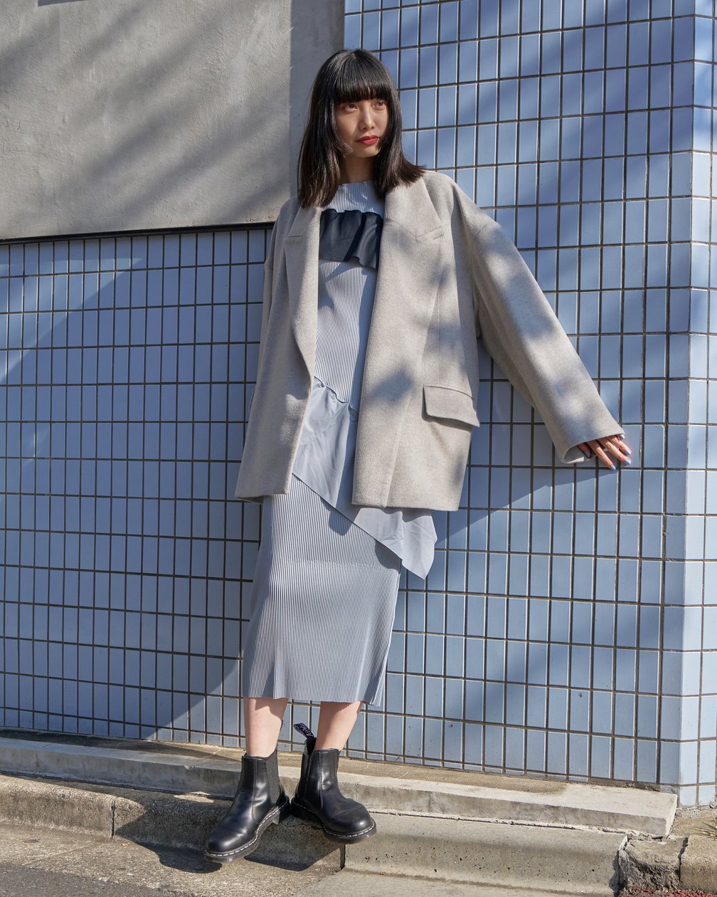 シーオールのジャケットを着た女性モデル