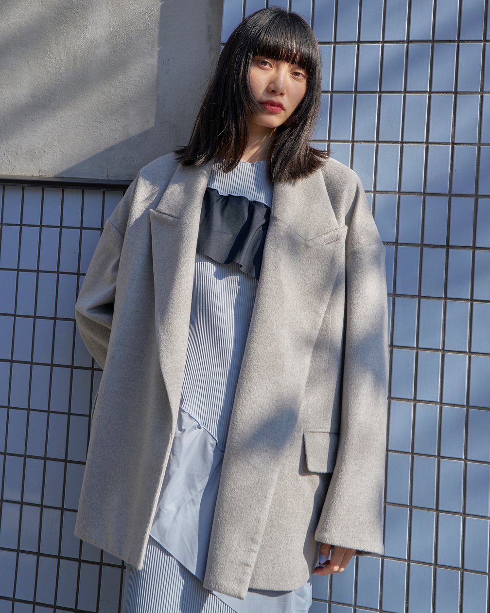 シーオールのジャケットを着た女性モデル