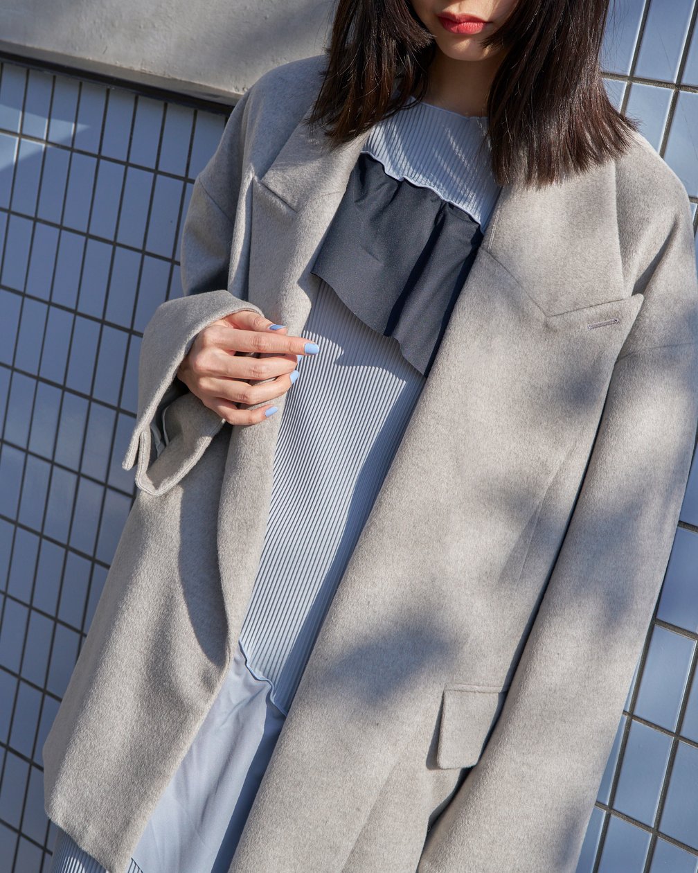 シーオールのジャケットを着た女性モデル
