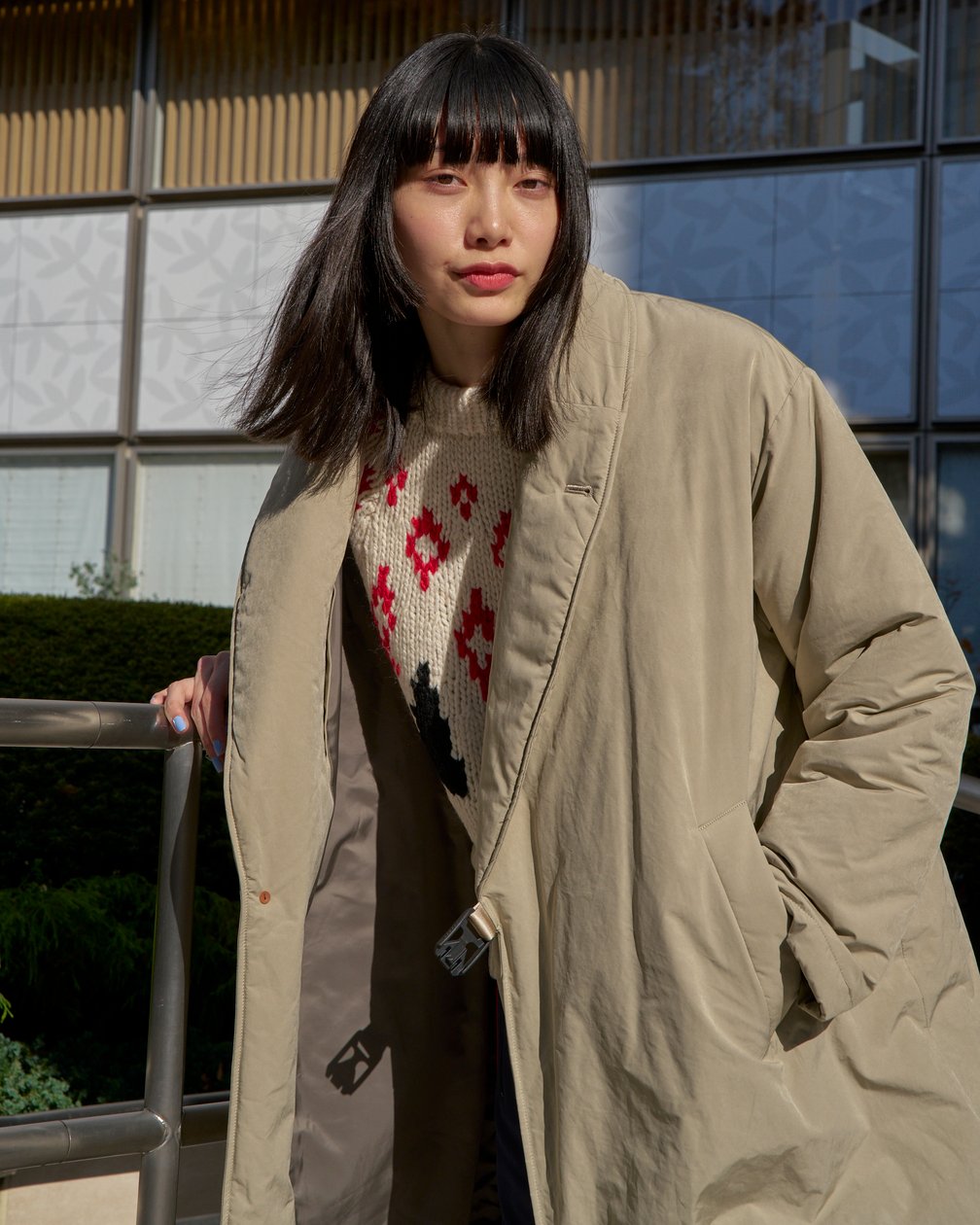 アトリエベトンのガウンコートを着た女性モデル