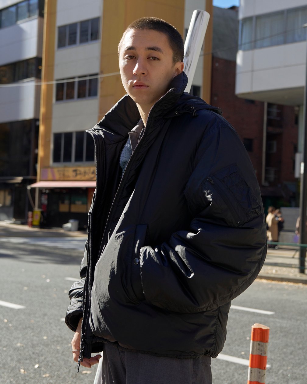 ジョンメイソンスミスのブルゾンを着た男性モデル