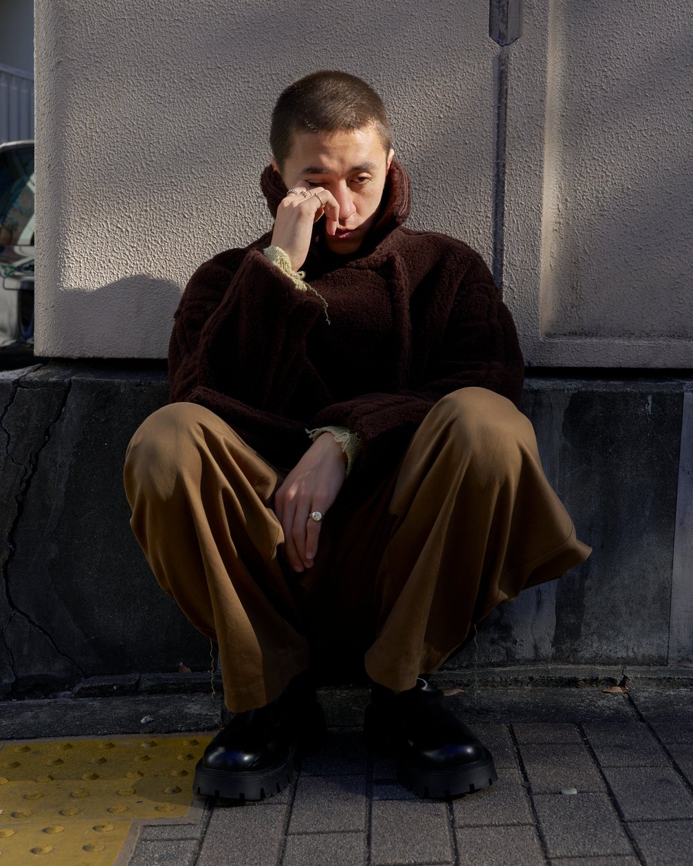 チノのコクーンコートを着た男性モデル