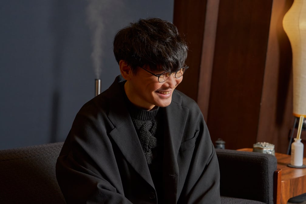 笑う山口