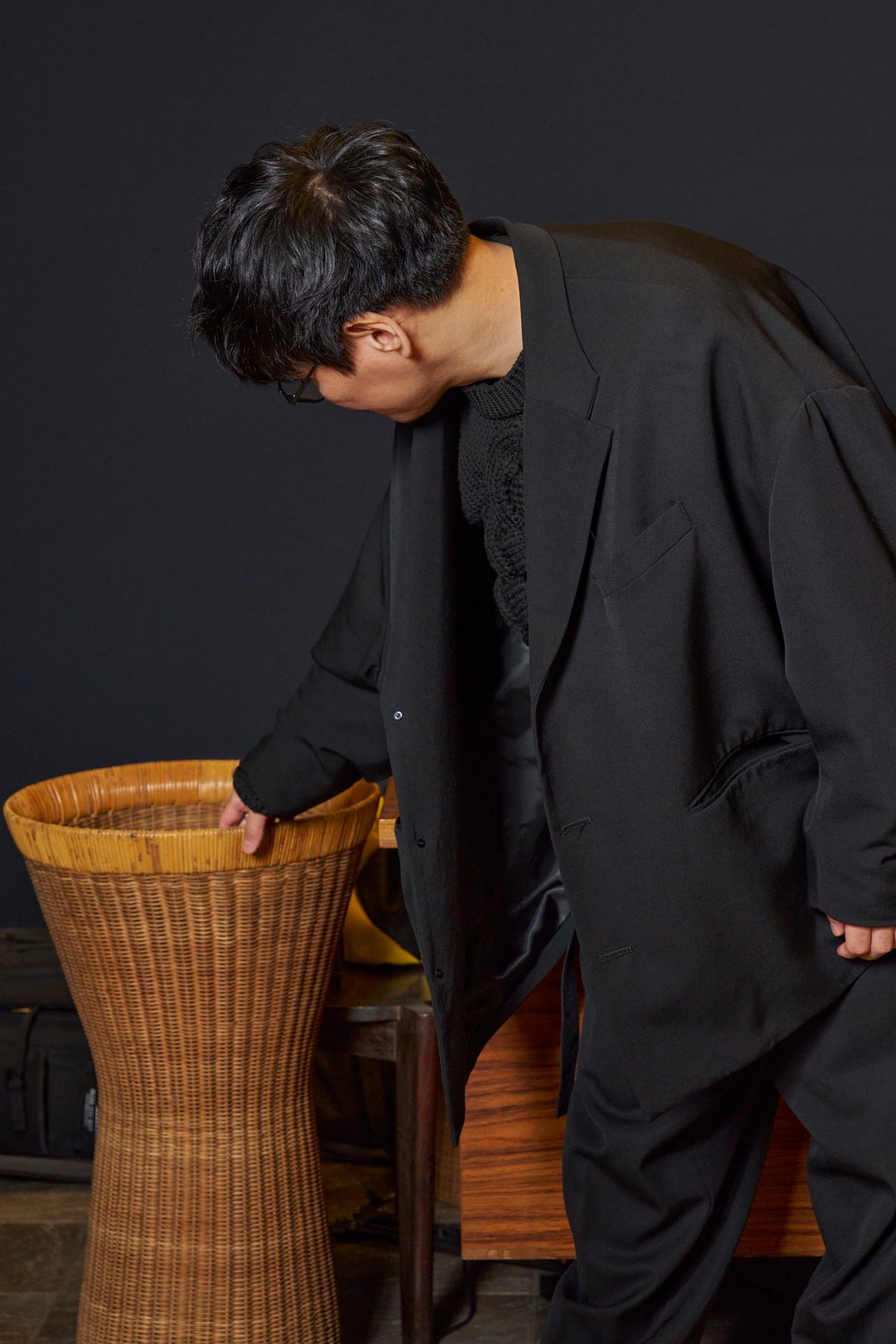 家具を紹介する山口
