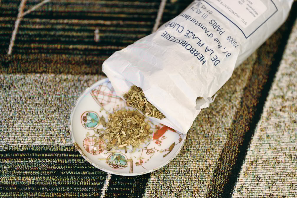小皿に出されたハーブティーの茶葉