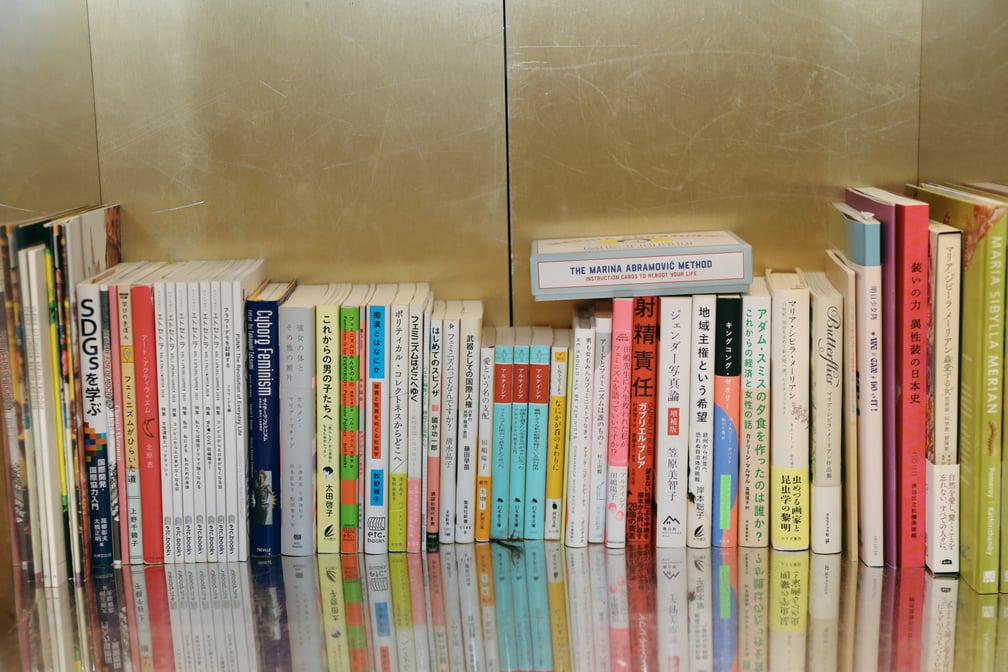 棚に並べられた本棚