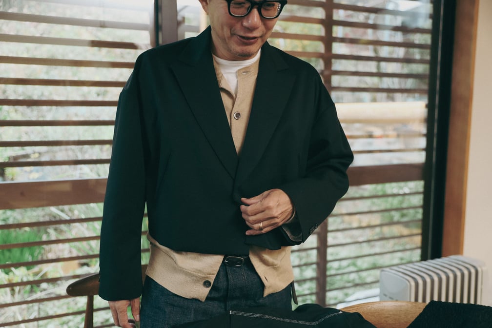 黒のジャケットを着た男性