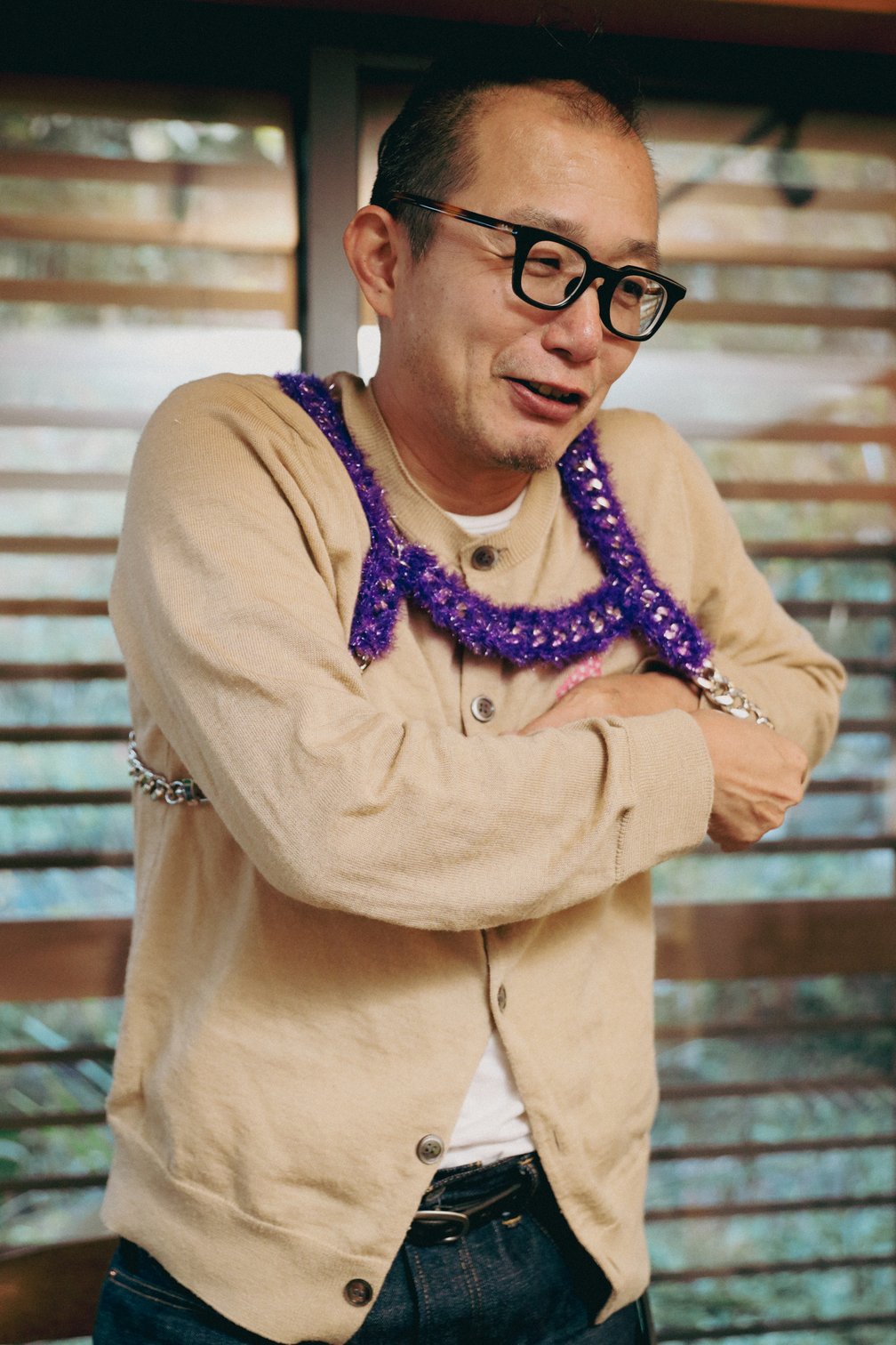 ハーネスを着用しようとする男性