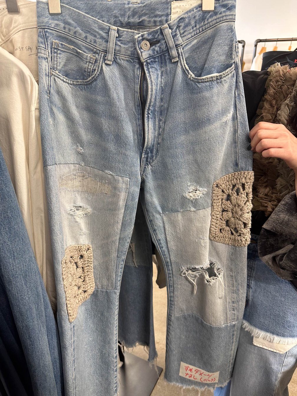 パッチワークが施されたデニムパンツ