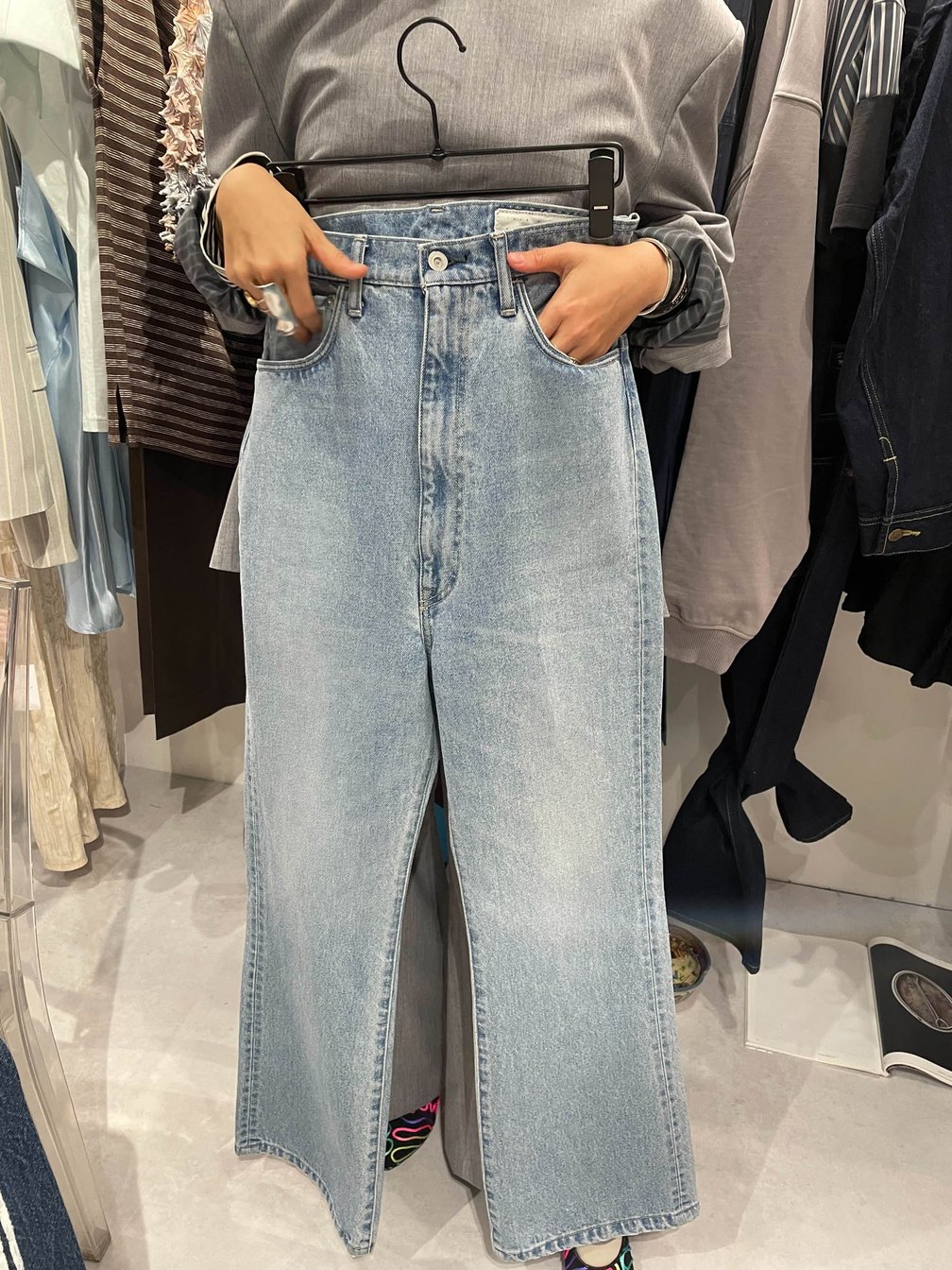 ウエストの位置がとても高いデニムパンツ