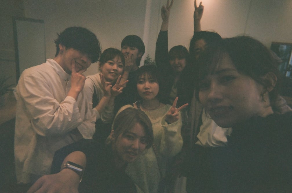 男女8人の集合写真