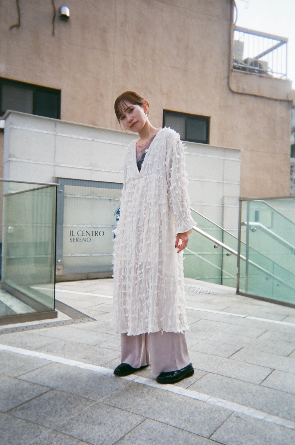 白い服を着た女性