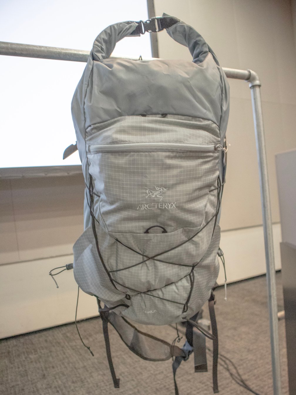 グレーのバックパック
