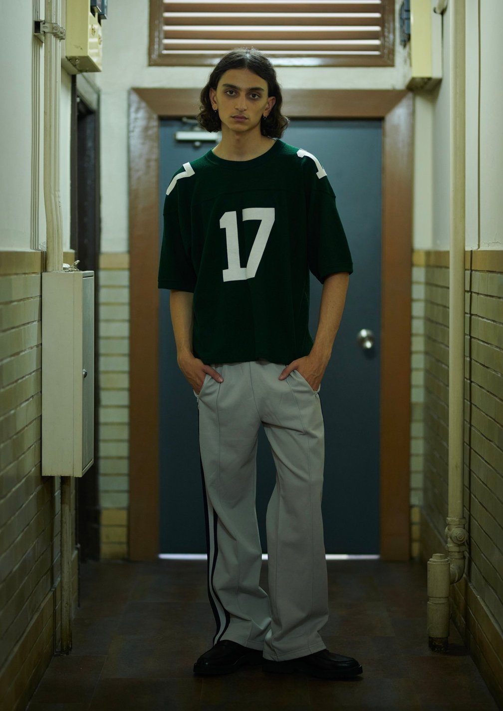 アンスクリアのフットボールTシャツを着た女性モデル