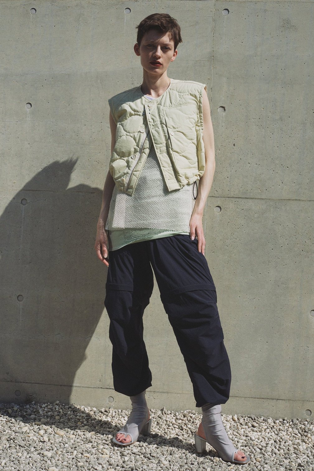 ジョンメイソンスミスの洋服を着た女性モデル
