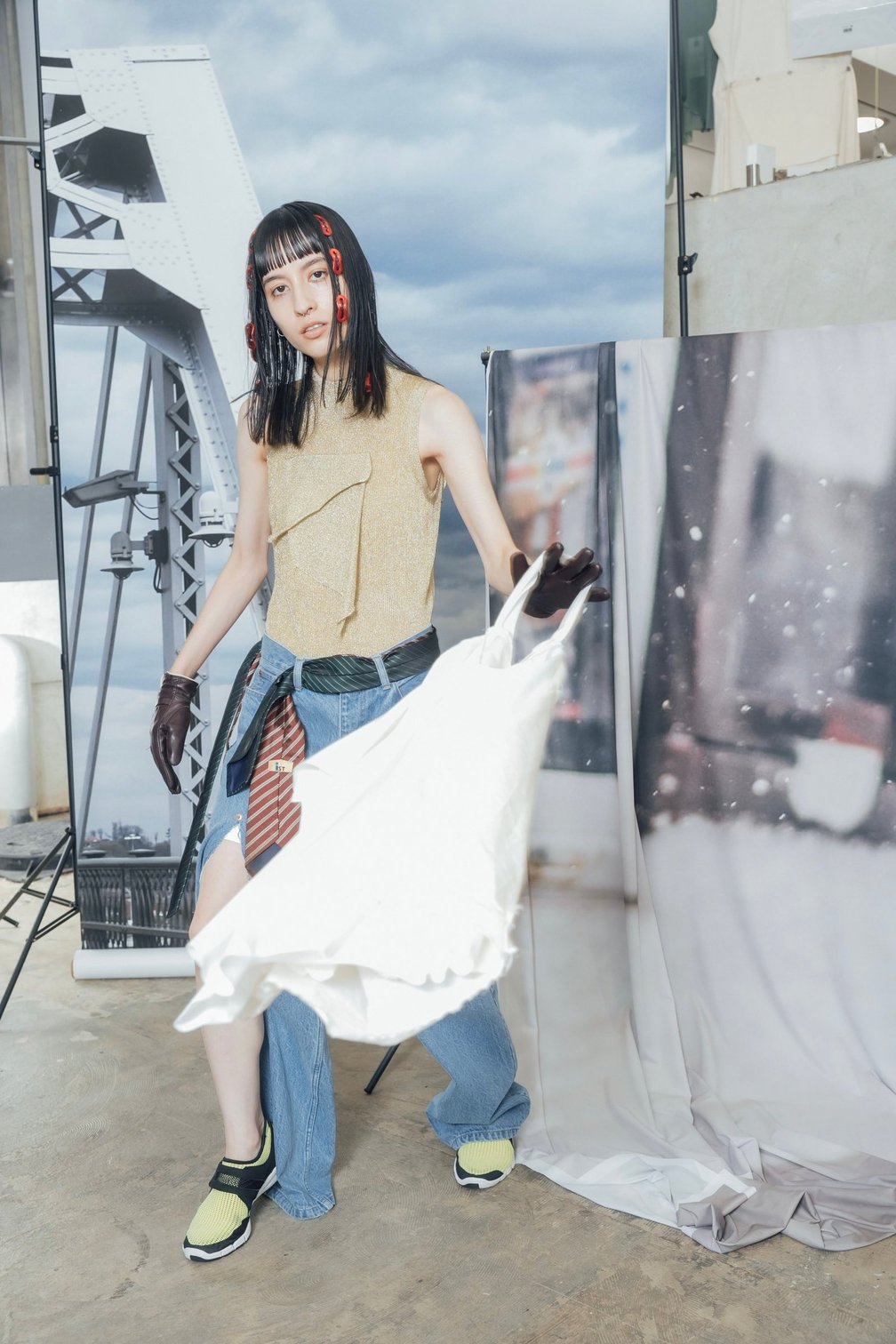 コトハヨコザワの洋服を着た女性モデル