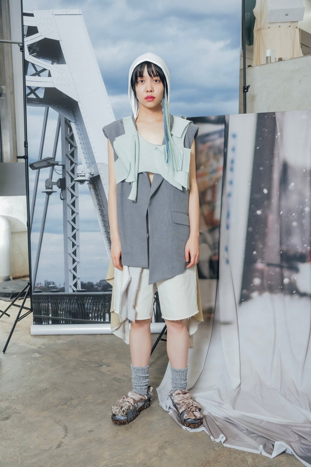 コトハヨコザワの洋服を着た女性モデル