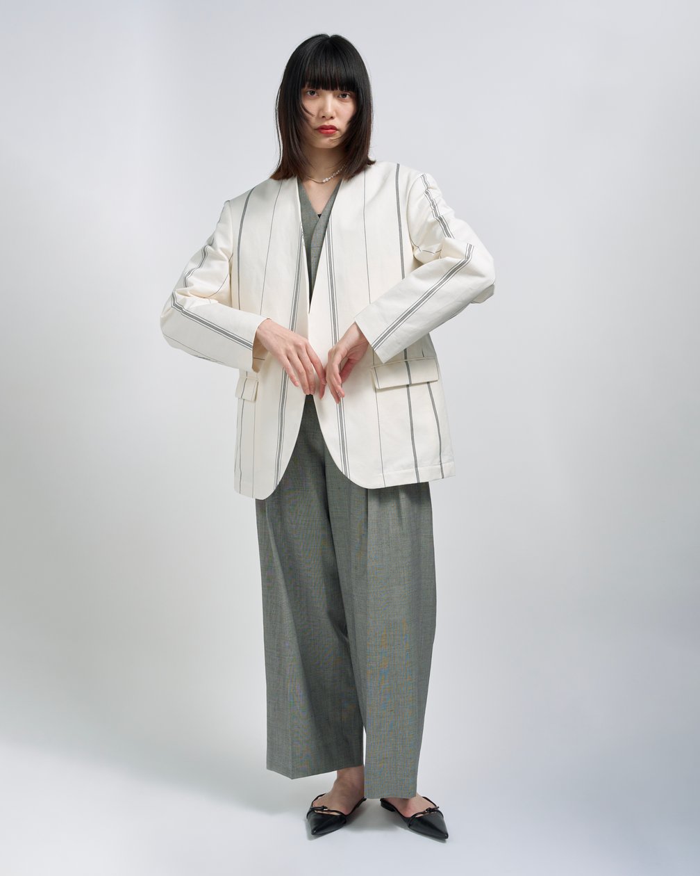 シーオールのセットアップを着用した女性モデル
