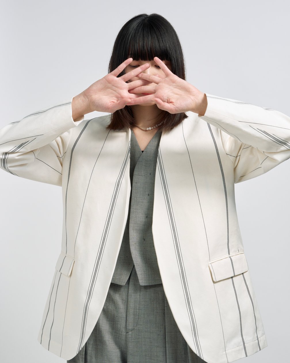シーオールのセットアップを着用した女性モデル