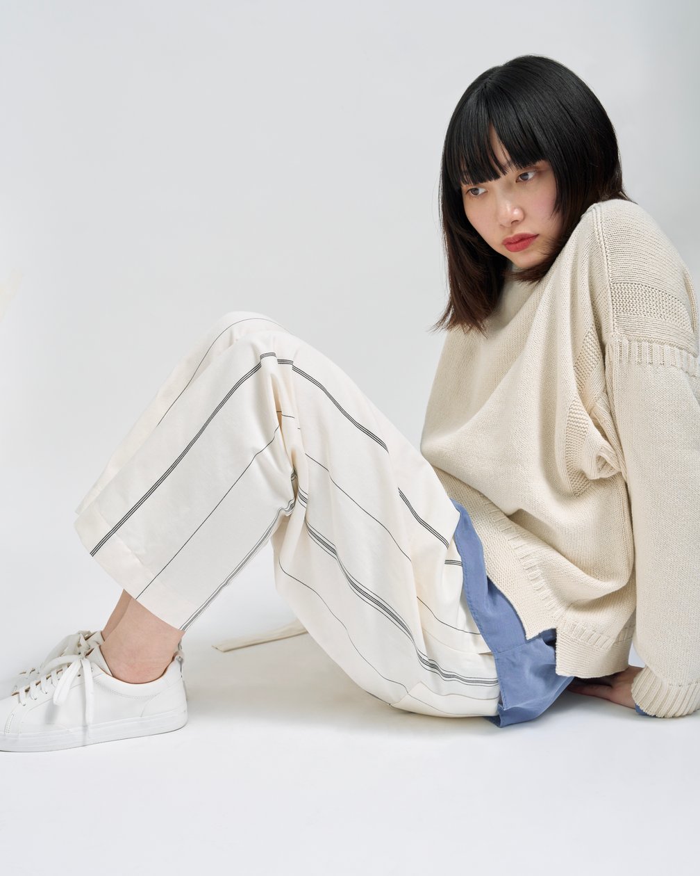 シーオールのセットアップを着用した女性モデル