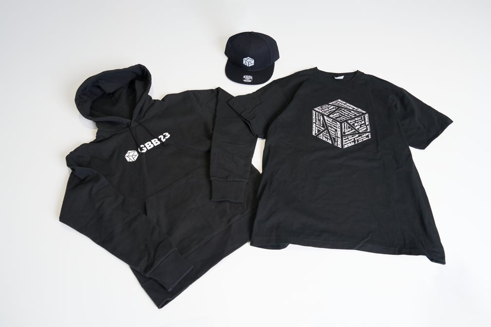 黒いTシャツとフーディー、キャップ