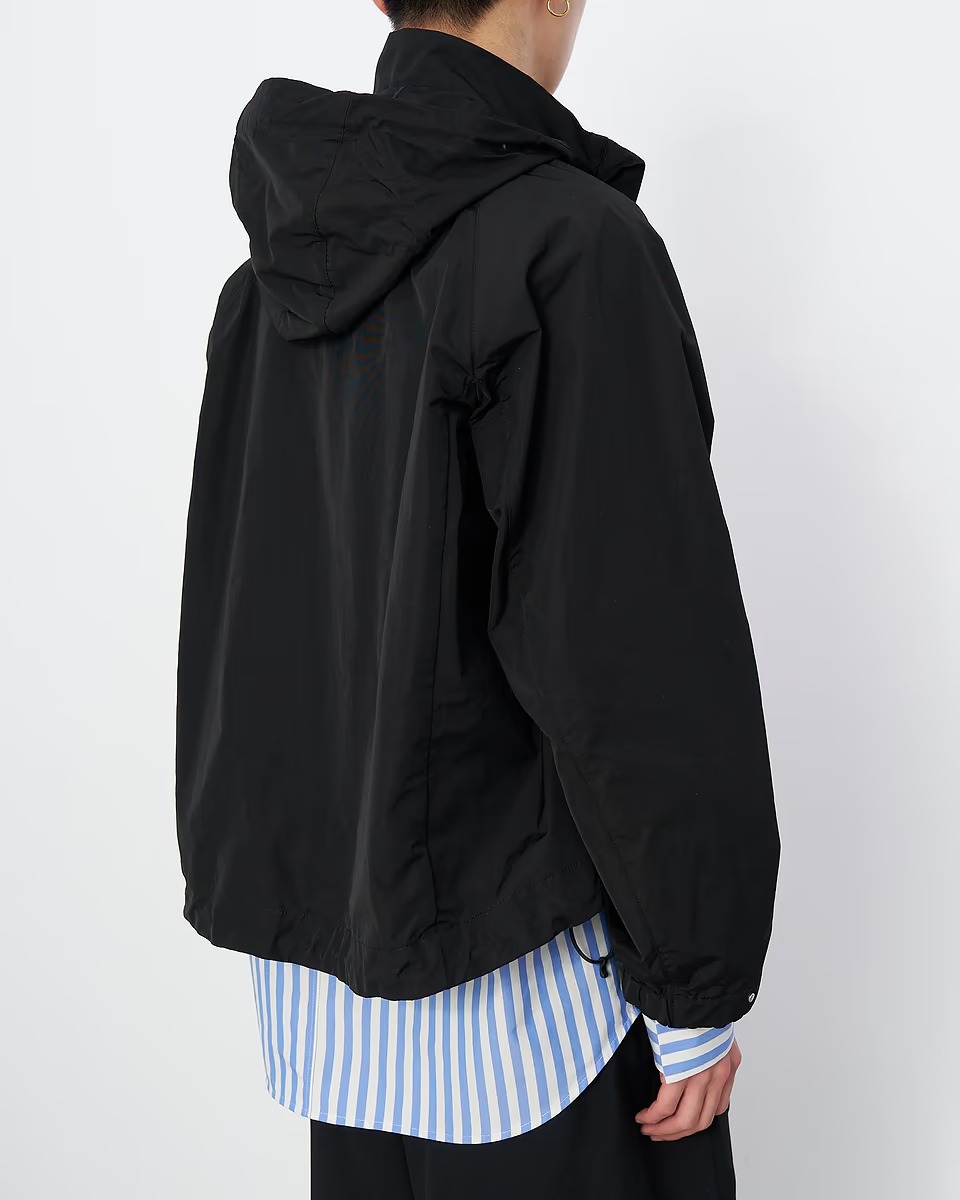 NTNのジャケットを着た男性モデル