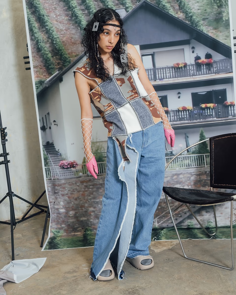 コトハヨコザワのスリットデニムを穿いた女性モデル