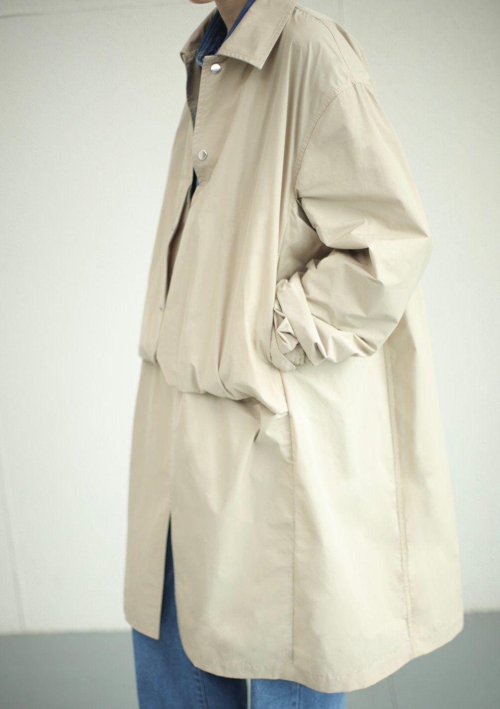 NTNの洋服を着た女性モデルの腰元