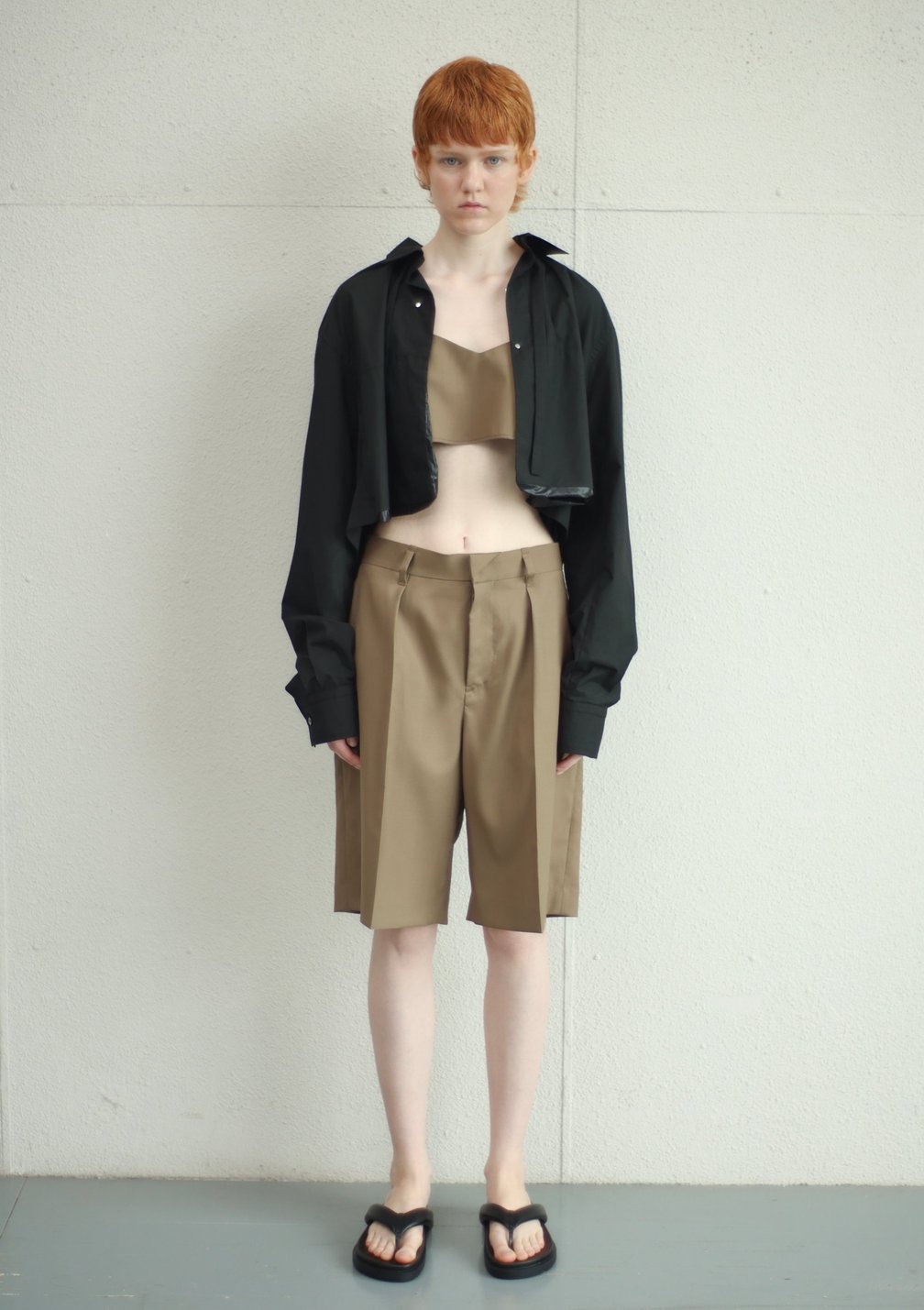 NTNの洋服を着た女性モデル