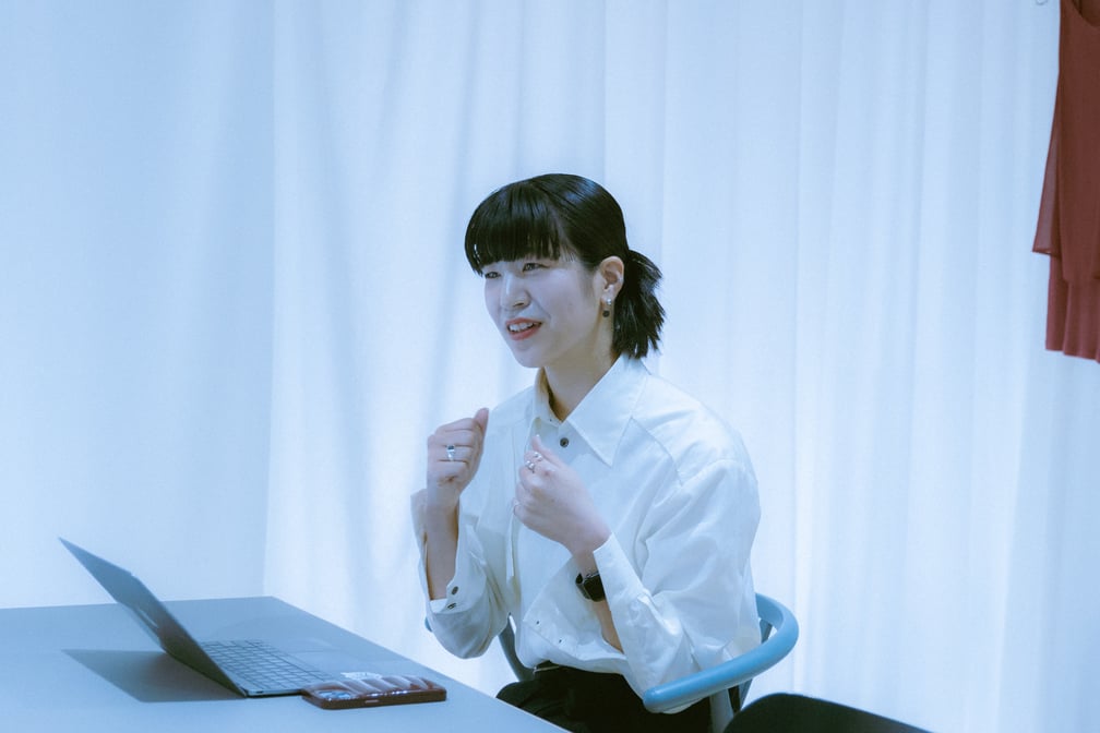 インタビューに答える苅田梨都子