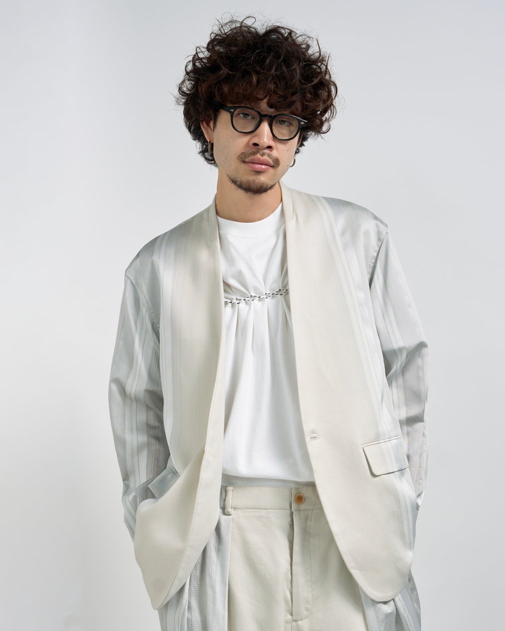 タークのセットアップを着た男性モデル