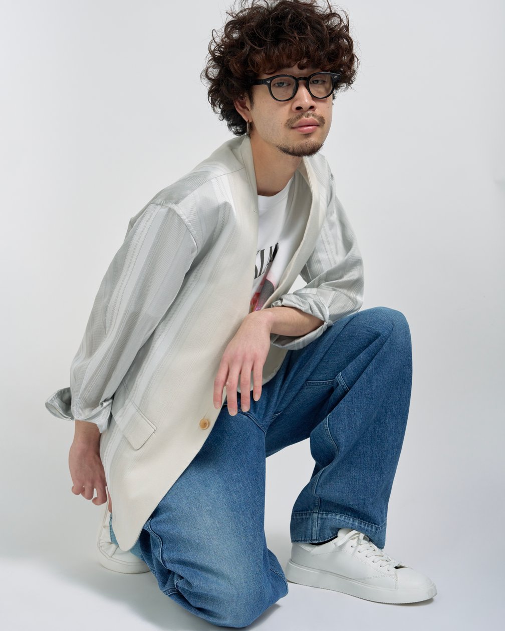 タークのセットアップを着た男性モデル