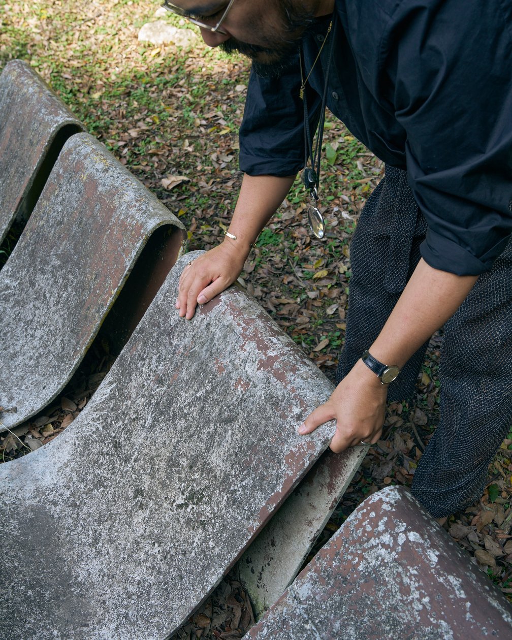 ループチェアを触る瀬川誠人