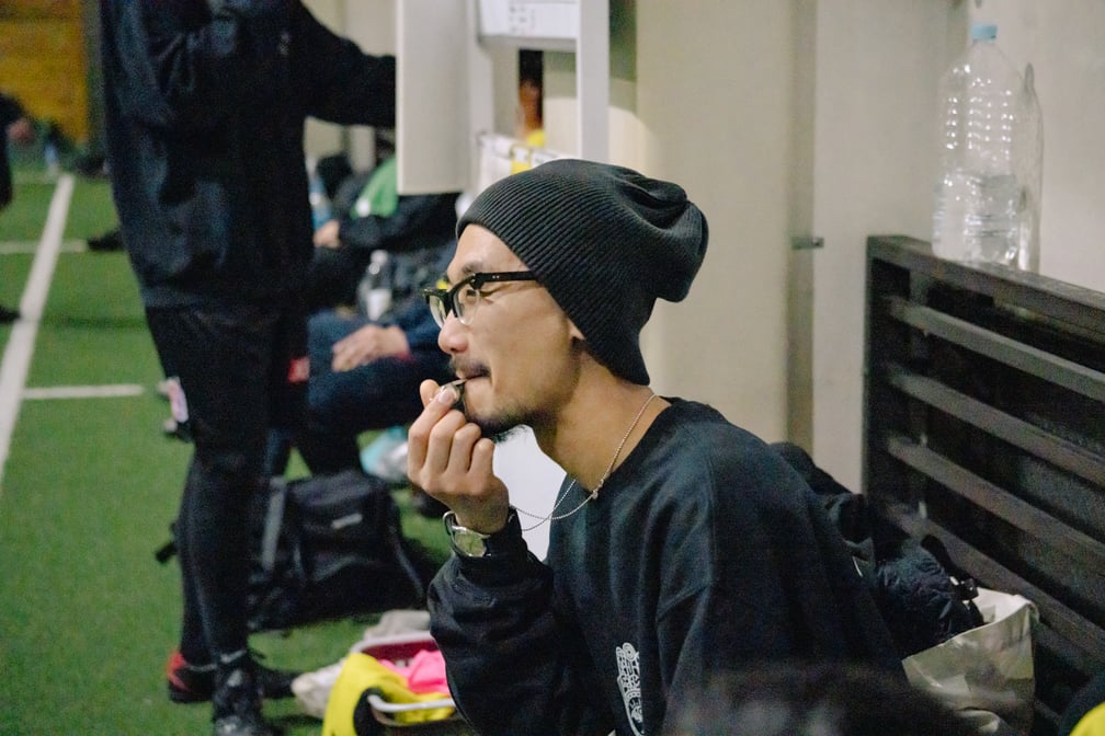 ホイッスルを吹く男性