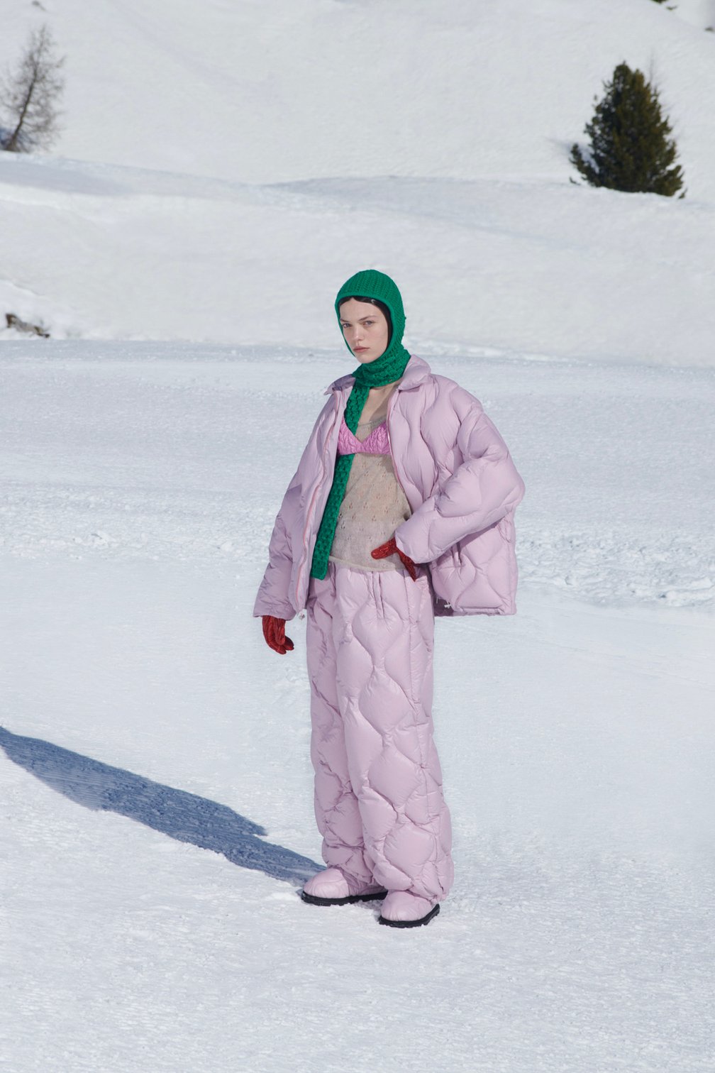 「ミュウミュウ」が雪山で発表した2021年秋冬コレクションのルック
