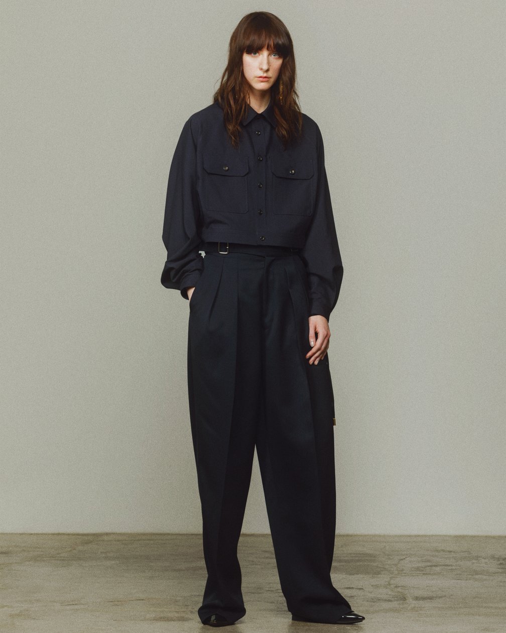 リラクスの服を着た女性モデル