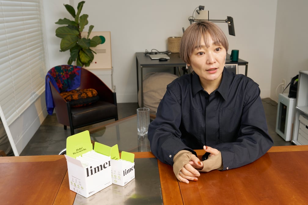 座ってインタビューに答える須藤紫音さん