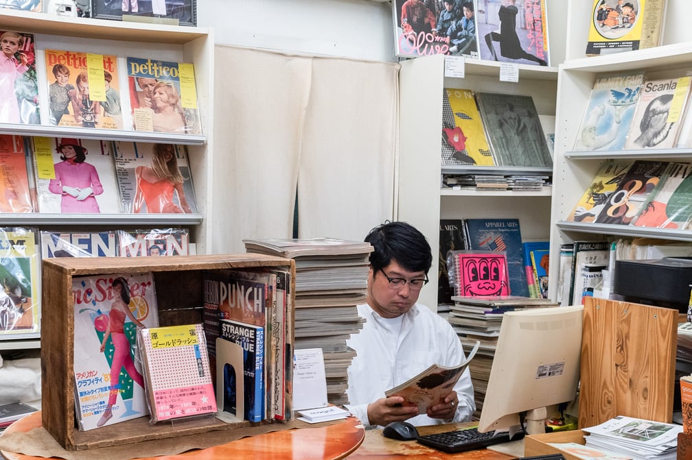 本を読む男性
