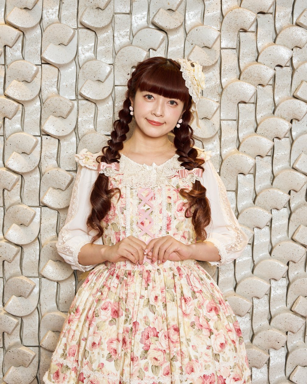 ロリータモデルの青木美沙子