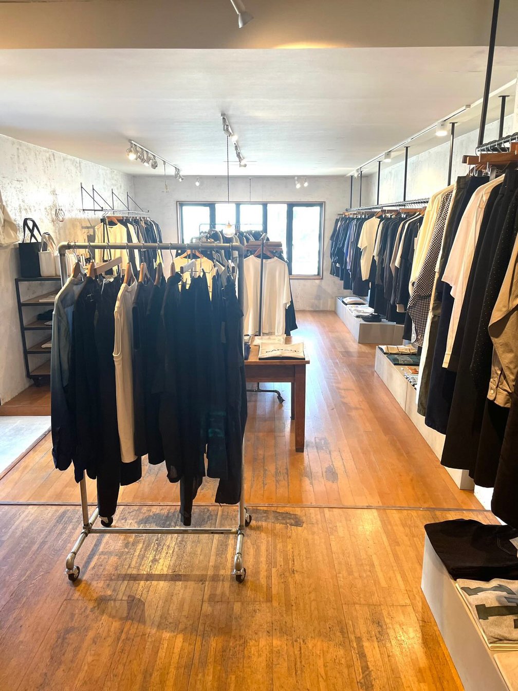 山形県のセレクトショップ「DIMPLE」の店内