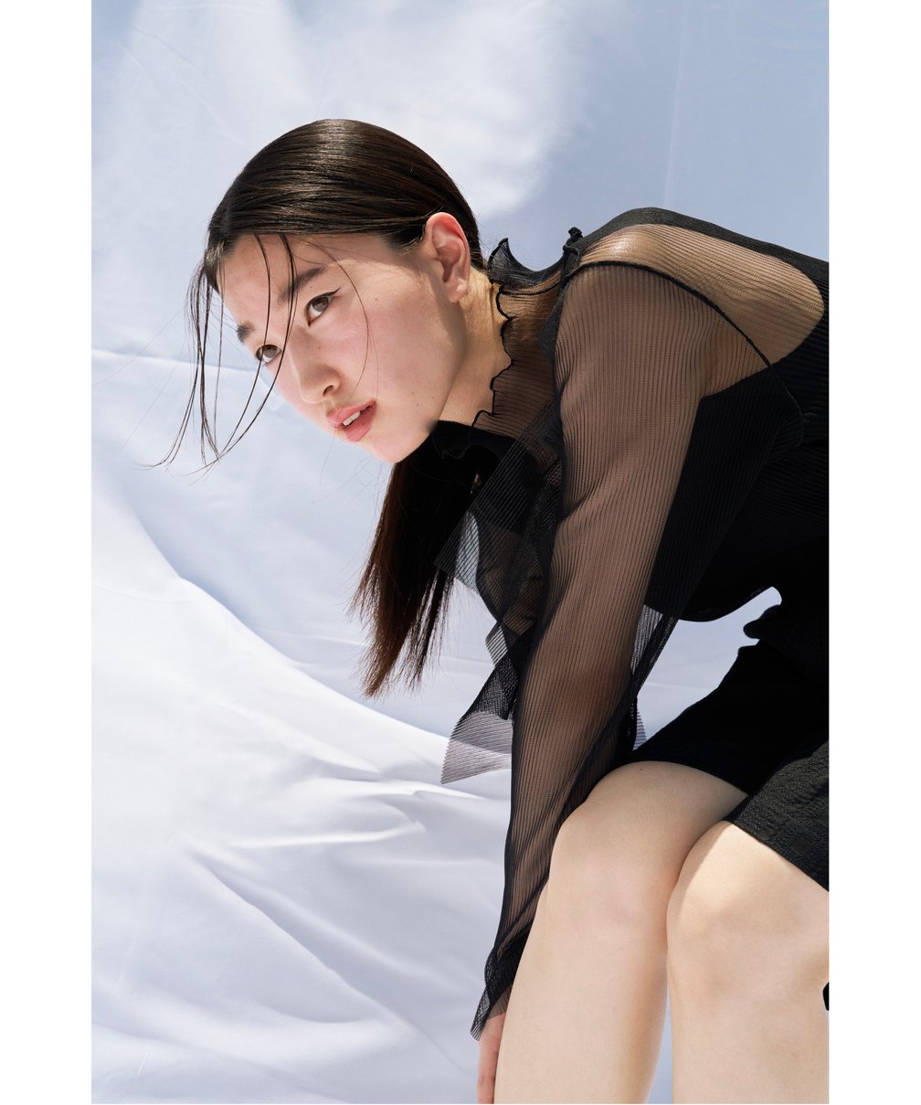 コトハヨコザワのトップスを着た女性