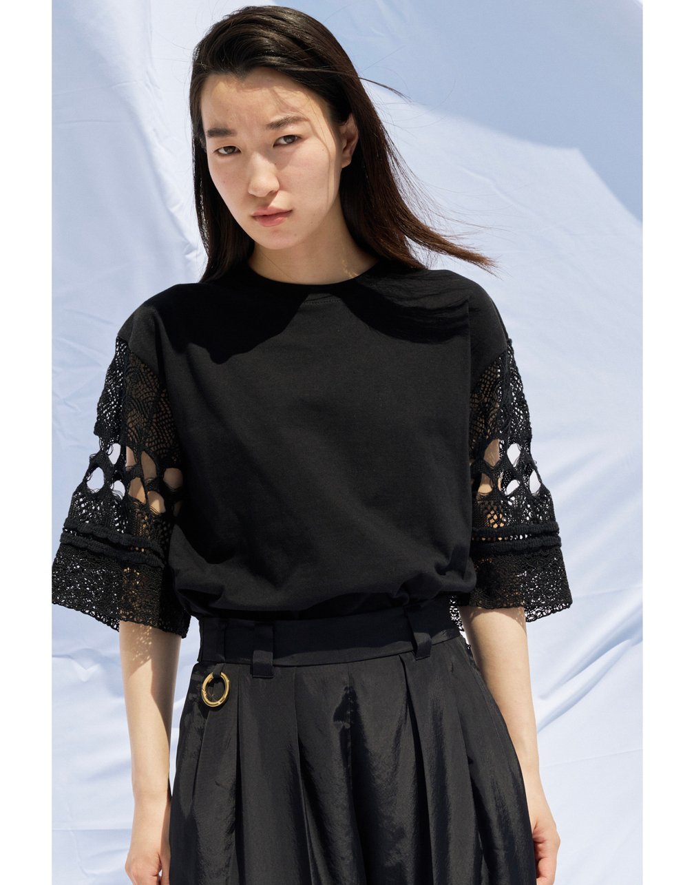オダカのTシャツを着た女性モデル