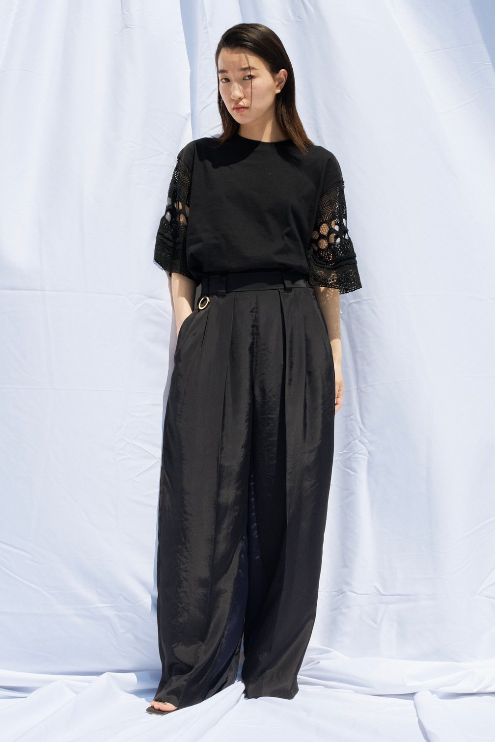 オダカのTシャツを着た女性モデル
