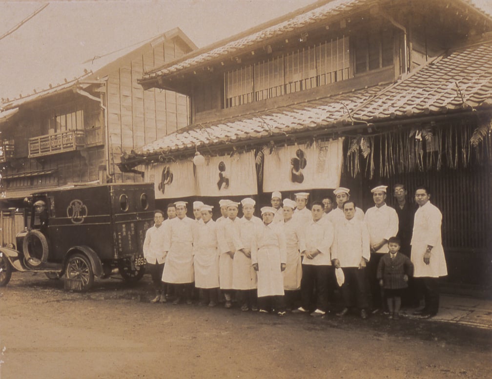 大正14年正月に撮影された「虎屋」の店頭と社員の写真