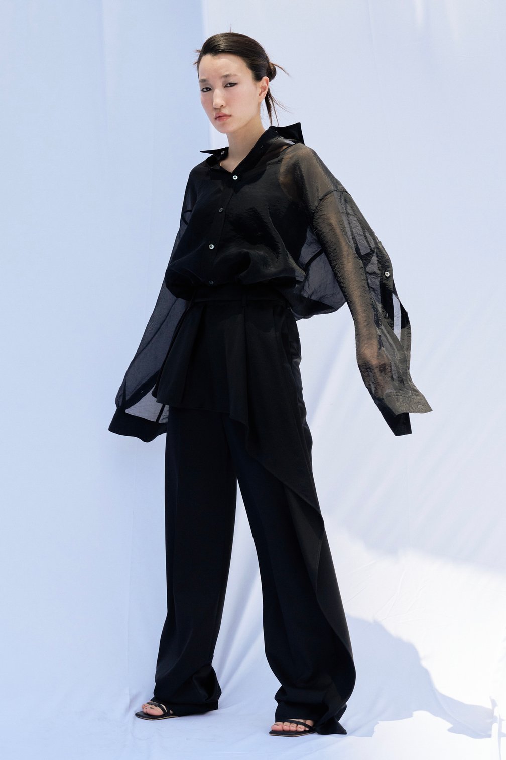 ウジョーのシャツを着た女性