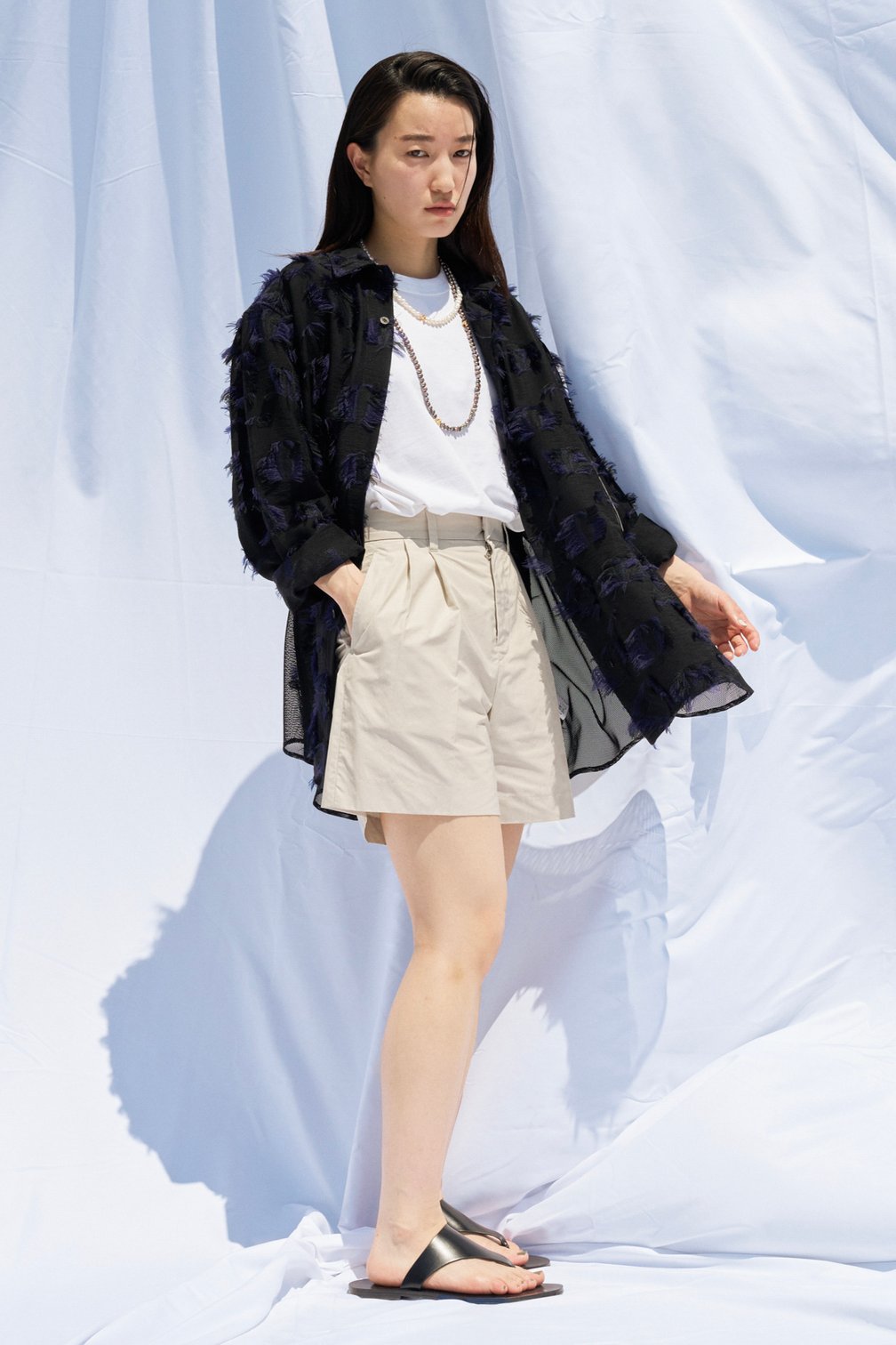 ヨシオクボのブルゾンを着た女性